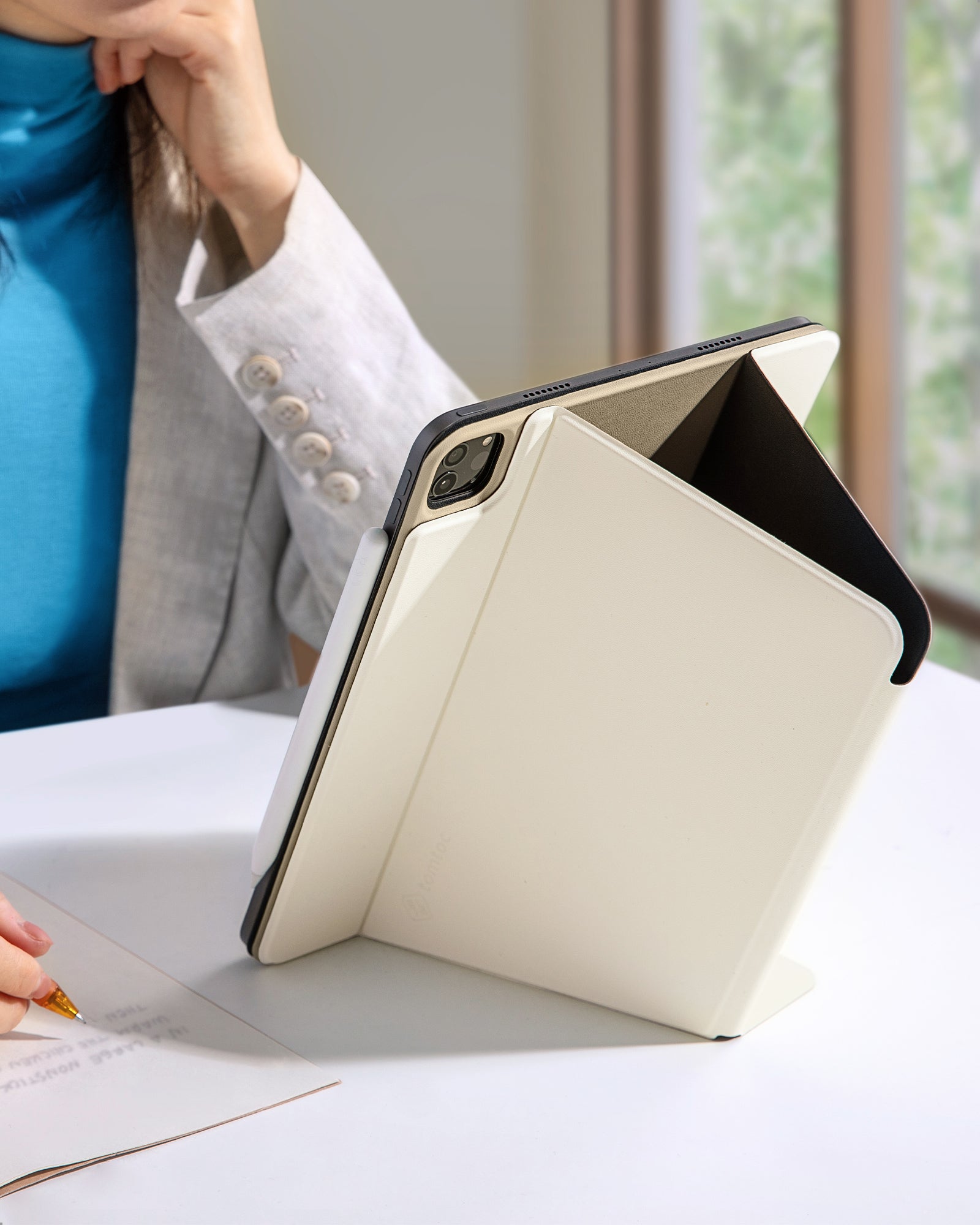 tomtoc 11 Inch Ultra Slim Lightweight Magnetic Case - White